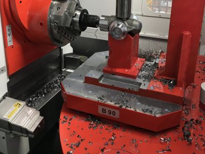 Rote Industriemaschine mit Drehbank-Komponenten und Metallbearbeitungsteilen in einer Produktionswerkstatt. | Copyright: PROVALVE Armaturen GmbH & Co. KG