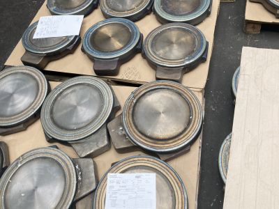 Mehrere Keile nach dem Schwei&szlig;en auf Kartonunterlagen in einer Werkstatt, zur Qualit&auml;tskontrolle angeordnet. | Copyright: PROVALVE Armaturen GmbH & Co. KG