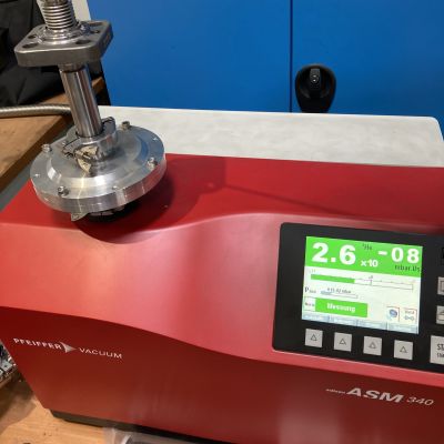 ASM 340 Pr&uuml;fger&auml;t mit digitaler Anzeige f&uuml;hrt Heliumpr&uuml;fung an Armaturenkomponente durch. | Copyright: PROVALVE Armaturen GmbH & Co. KG