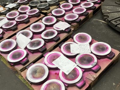 Mehrere Keile nach PT-Pr&uuml;fung auf Holzpaletten in einer Produktionshalle zur Qualit&auml;tskontrolle. | Copyright: PROVALVE Armaturen GmbH & Co. KG