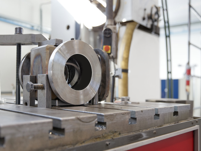 Industrielle Ventilkomponente auf einer Werkbank in einer Produktionsst&auml;tte montiert. | Copyright: PROVALVE Armaturen GmbH & Co. KG