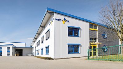 PROVALVE Geb&auml;ude mit wei&szlig;er Fassade und blauen Elementen, modernes B&uuml;ro- und Produktionsgeb&auml;ude. | Copyright: PROVALVE Armaturen GmbH & Co. KG
