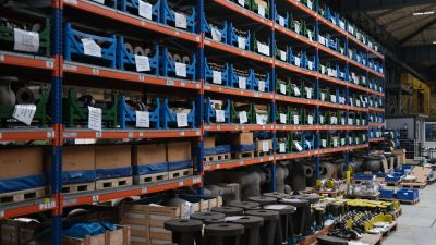 Gro&szlig;es Industrielager mit orange-blauen Regalen gef&uuml;llt mit blauen Kunststoffbeh&auml;ltern und Komponenten f&uuml;r Armaturen und Ventile. | Copyright: PROVALVE Armaturen GmbH & Co. KG